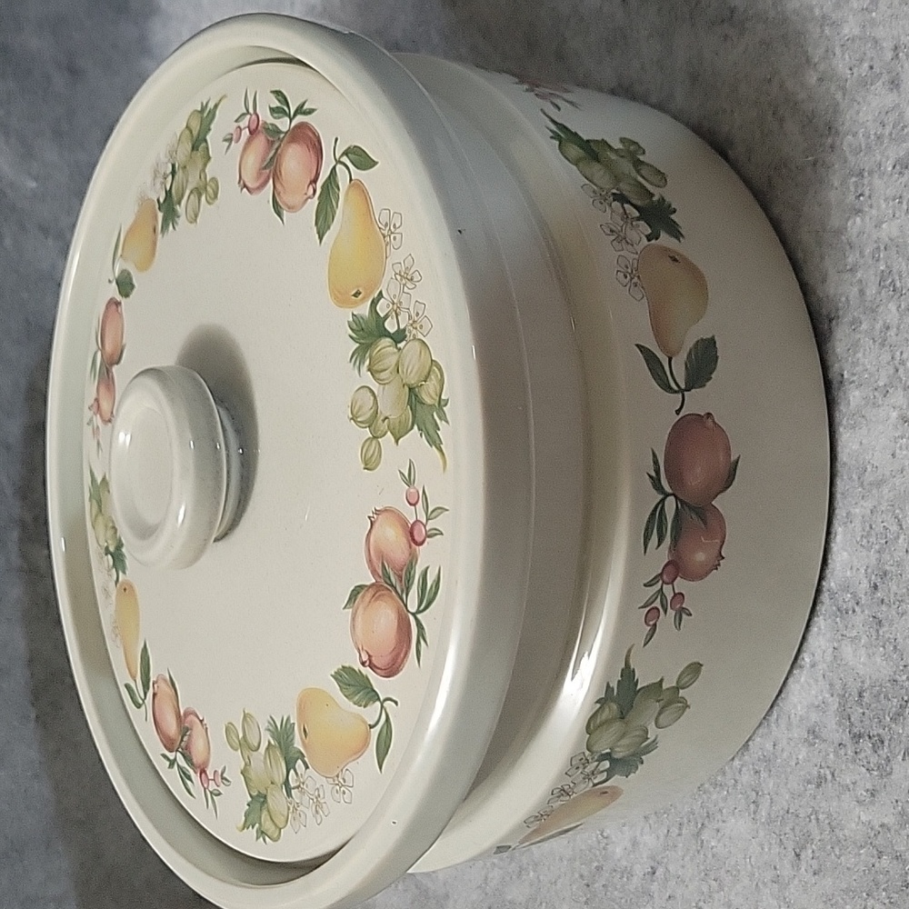 Wedgwood Quince Casserole w/lid EUC